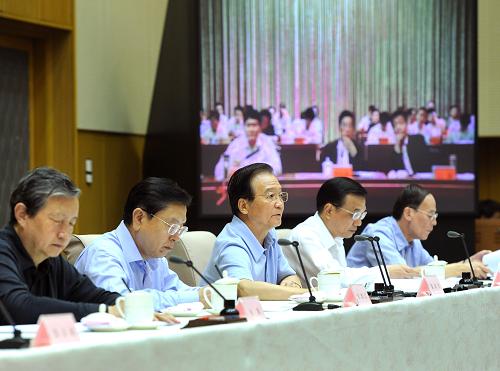 9月27日,國務(wù)院在北京召開全國節(jié)能減排工作電視電話會議,全面動員和部署“十二五”節(jié)能減排工作。國務(wù)院總理溫家寶作重要講話,國務(wù)院副總理李克強主持會議。新華社記者 劉建生 攝